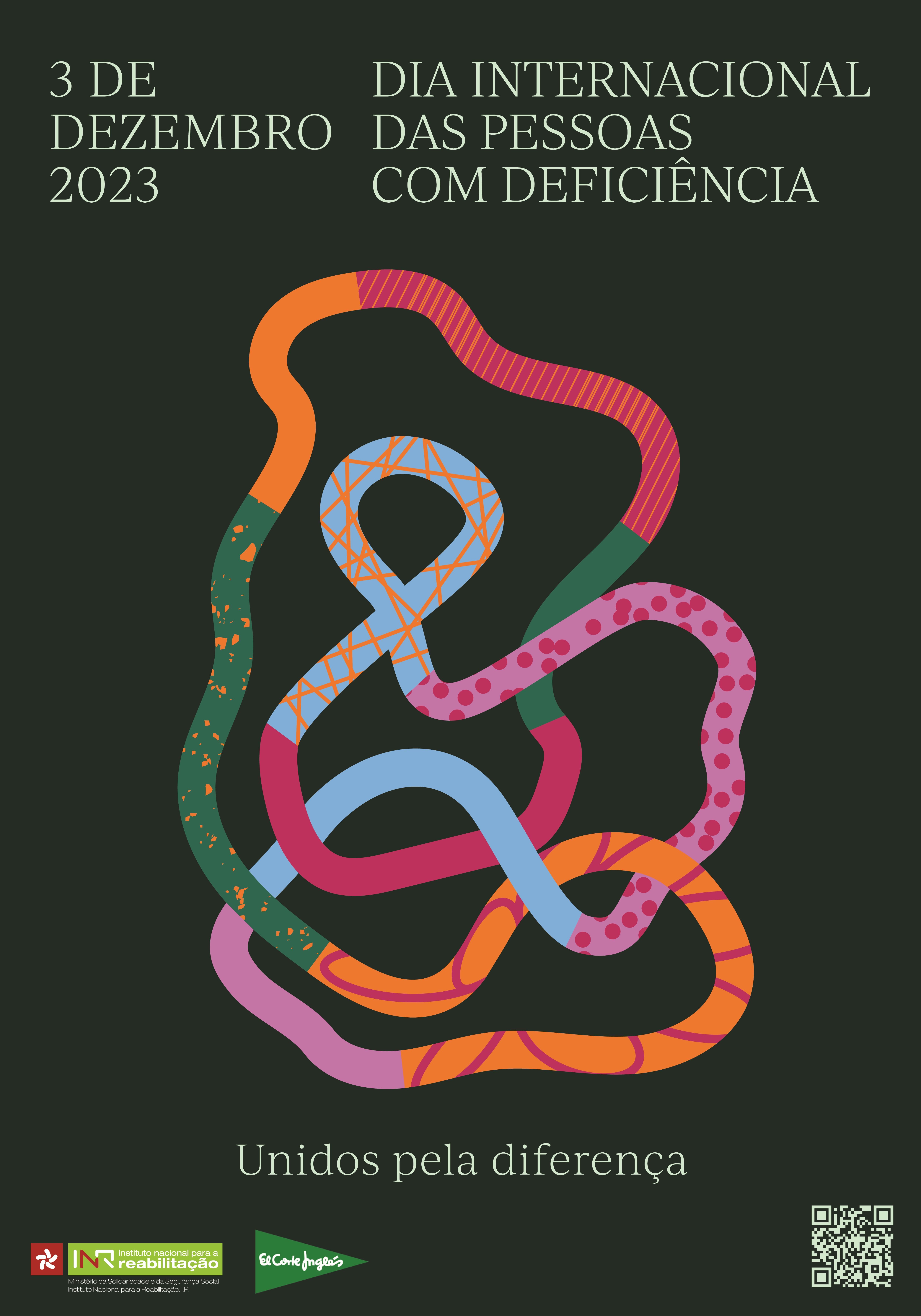 A imagem é um cartaz que celebra o Dia Internacional das Pessoas com Deficiência. No topo, em letras brancas, está escrito "3 DE DEZEMBRO 2023" e logo abaixo "DIA INTERNACIONAL DAS PESSOAS COM DEFICIÊNCIA". O fundo do cartaz é verde escuro. No centro, há várias formas onduladas e entrelaçadas que parecem fitas coloridas. As fitas têm diferentes padrões e cores, incluindo laranja, verde, azul e rosa. Na parte inferior do cartaz, em letras brancas, está escrito "Unidos pela diferença". No canto inferior direito, há um código QR