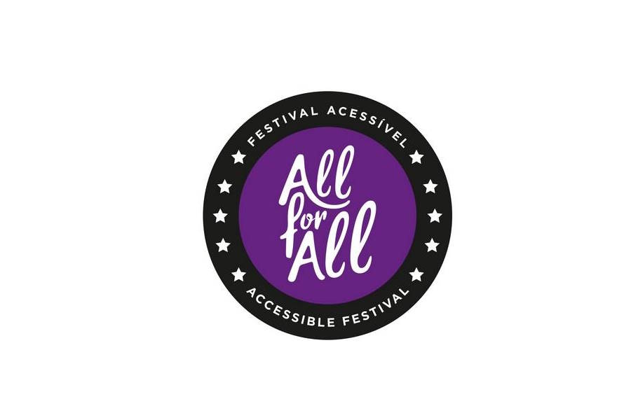  Círculo com rebordo preto, composto por cinco estrelas brancas de cada lado. Entre as estrelas, no rebordo, pode ler-se em cima “FESTIVAL ACESSIVEL” e em baixo “ACCESSIBLE FESTIVAL”. No centro do círculo, em fundo roxo, por ler-se na primeira linha “All” imediatamente por baixo “for” e de seguida “All”, em letra branca estilizada. Circle with black border, composed of five white stars on each side. Between the stars, on the edge, you can read above “ACCESSIBLE FESTIVAL” and below “ACCESSIBLE FESTIVAL”. In the centre of the circle, on a purple background, the first line reads ‘All’ immediately below ‘for’ and then reads ‘All’ in stylised white. 