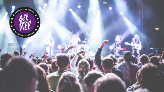 É visível um festival de música ao vivo com um grande público. No palco, está uma banda sob luzes brancas e azuis. A plateia, composta por diversas pessoas, está envolvida no espetáculo, com as mãos levantadas. No canto superior esquerdo está um círculo com um primeiro rebordo, em preto, onde se lê “Festival Acessível” em cima e “Accessible Festival” em baixo. Entre esse texto, estão 5 estrelas de cada lado. No interior do círculo, em cor roxa, está escrito (em letras brancas) “All for All”