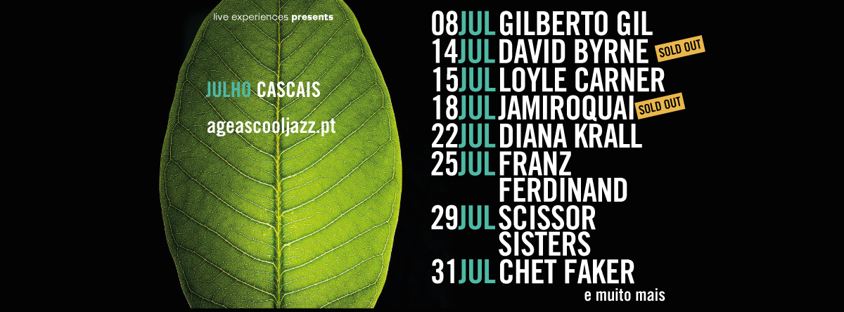  Cartaz promocional de um festival de música em Cascais. À esquerda, uma grande folha verde com textura detalhada ocupa a maior parte do fundo. Sobre a folha lê-se “Julho Cascais” e o endereço “ageascooljazz.pt”. À direita, num fundo preto, está a programação de concertos em letras grandes: 8 de julho – Gilberto Gil; 14 de julho – David Byrne (esgotado); 15 de julho – Loyle Carner; 18 de julho – Jamiroquai (esgotado); 22 de julho – Diana Krall; 25 de julho – Franz Ferdinand; 29 de julho – Scissor Sisters; 31 de julho – Chet Faker. No final, aparece a frase “e muito mais”. O design combina tons verdes e pretos, com destaque para as datas em azul claro. Promotional poster of a music festival in Cascais. On the left, a large green leaf with detailed texture occupies most of the background. On the sheet reads ‘Julho Cascais’ and the address ‘ageascooljazz.pt’. On the right, on a black background, is the concert schedule in large lyrics: 8 July – Gilberto Gil; 14 July – David Byrne (out of stock); 15 July – Loyle Carner; 18 July – Jamiroquai (exhausted); 22 July – Diana Krall; 25 July – Franz Ferdinand; 29 July – Scissor Sisters; 31 July – Chet Faker. At the end, the phrase “and much more” appears. The design combines green and black tones, highlighting the dates in light blue. 
