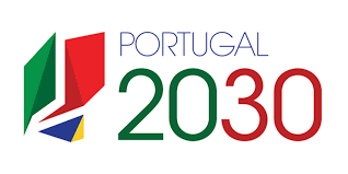  Logótipo do Portugal 2030. Do lado esquerdo podemos ver 3 figuras abstratas de cores verde, vermelho, azul e amarelo. Com lettering do lado direito onde se lê Portugal 2030, predominam as cores azul, verde e vermelho. Logo of Portugal 2030. On the left side we can see 3 abstract figures in green, red, blue and yellow colors. With lettering on the right side where you read Portugal 2030, the colors blue, green and red predominate. 