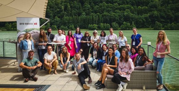  Fotografia do grupo das pessoas participantes no Programa, com imagem do rio Danúbio e floresta por trás. Photo of the group of people participating in the Programme, with an image of the Danube River and the forest behind it. 