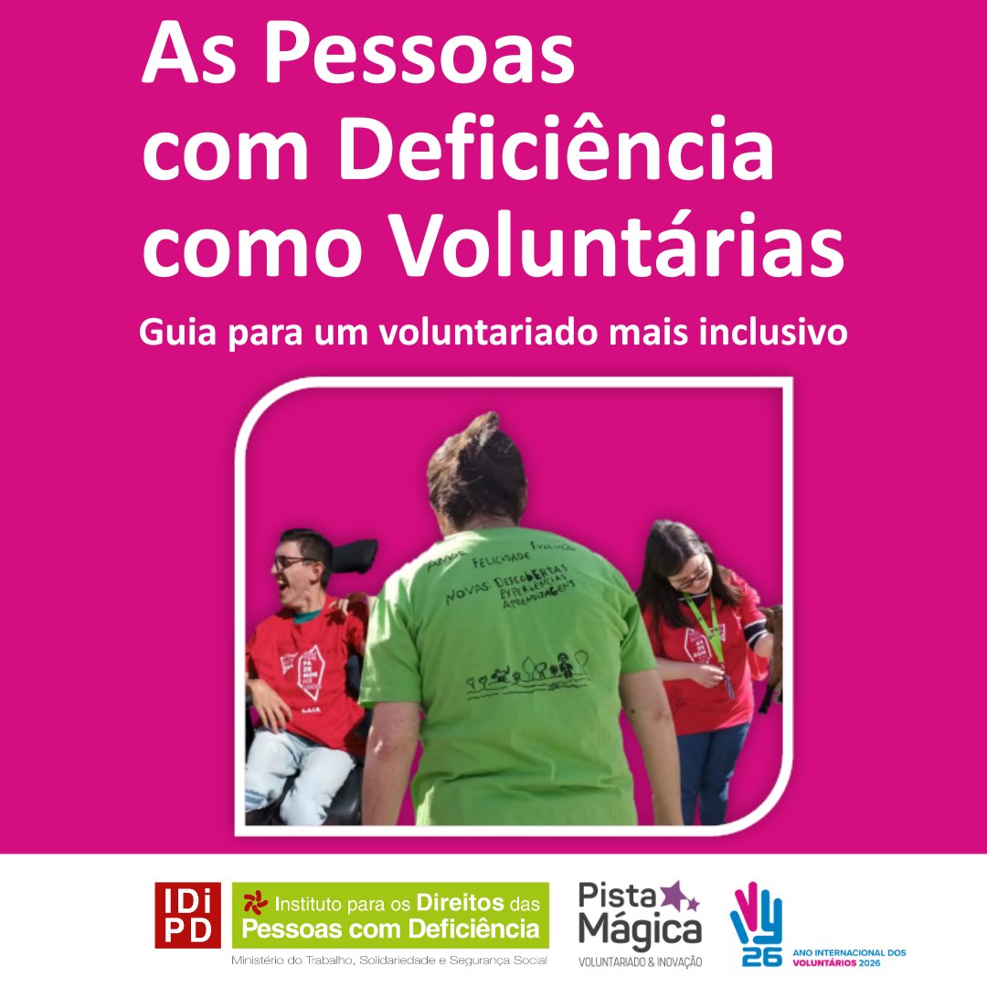 Capa do Guia, em fundo rosa. Em cima, lê-se 'As Pessoas com Deficiência como Voluntárias' e 'Guia para um voluntariado mais inclusivo'. Em baixo, a imagem apresenta três jovens voluntários com deficiência. Da esquerda para a direita: um rapaz sorridente com óculos, camisola vermelha e calças de ganga, que se desloca numa cadeira de rodas; ao centro uma rapariga de costas com uma camisola verde com palavras escritas (amor, felicidade, evolução, novas descobertas, experiência, aprendizagens) e um desenho com corações, animais, árvores e uma pessoa por baixo; à direita, uma rapariga de pé com óculos, camisola vermelha e calças de ganga a tocar num animal. Em fundo branco, em baixo, os logótipos: de transição do IDiPD, o da Pista Mágica e do Ano Internacional dos Voluntários 2026.