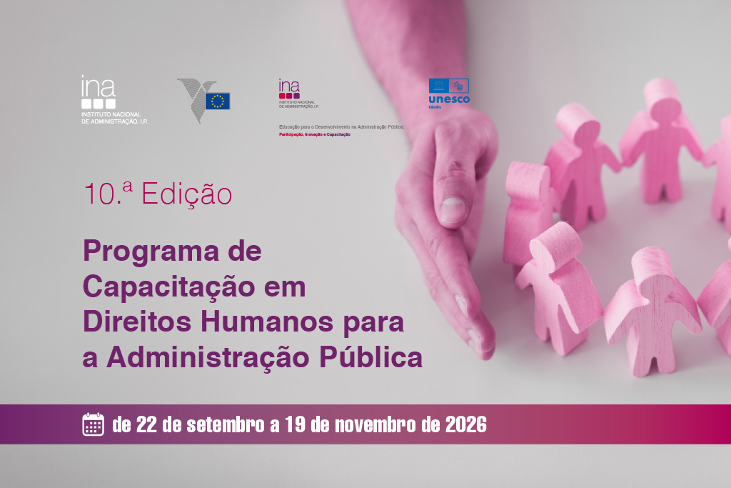 Cartaz da 10.ª Edição do Programa de Capacitação em Direitos Humanos para a Administração Pública. À esquerda surgem os logótipos do INA, da União Europeia e da UNESCO, seguidos do título em destaque: “Programa de Capacitação em Direitos Humanos para a Administração Pública”. À direita, uma fotografia mostra uma mão junto de várias figuras humanas, em três dimensões, dispostas em círculo, simbolizando proteção, participação e inclusão. Na parte inferior, uma faixa destaca as datas da iniciativa: de 22 de setembro a 19 de novembro de 2026.