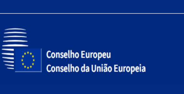  Logótipo do Conselho Europeu e do Conselho da União Europeia, apresentado sobre fundo azul, com o símbolo institucional da União Europeia à esquerda e a designação em português à direita. Logo of the European Council and the Council of the European Union, presented on a blue background, with the institutional symbol of the European Union on the left and the Portuguese name on the right. 
