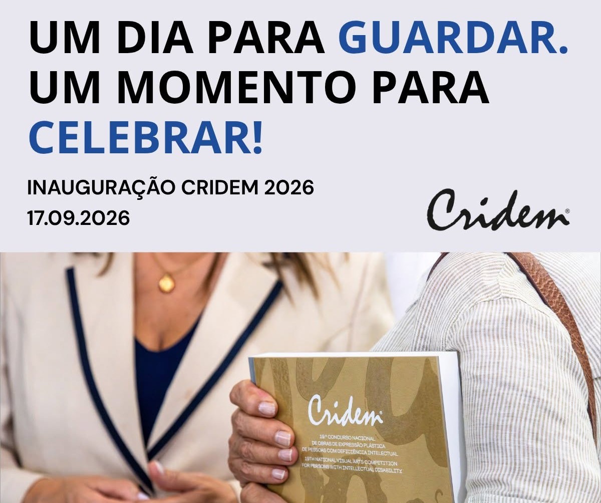 Cartaz promocional da inauguração do CRIDEM 2026. Na parte superior, sobre fundo claro, destaca-se a mensagem “Um dia para guardar. Um momento para celebrar!”, com algumas palavras a azul. Surge também a informação “Inauguração CRIDEM 2026” e a data “17.09.2026”, acompanhadas do logótipo do CRIDEM. Na metade inferior da imagem, uma pessoa segura o catálogo da 19.ª edição do CRIDEM, com o respetivo logótipo visível na capa. Em segundo plano observa-se parcialmente outra pessoa. O cartaz utiliza predominantemente tons de azul, branco e dourado