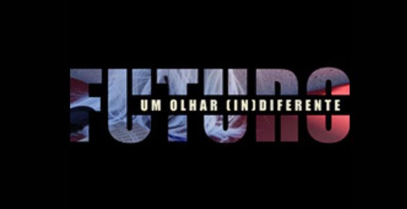 A imagem apresenta um cartaz promocional com fundo preto. No centro, destaca-se a palavra “OLHOS” em letras grandes e maiúsculas, preenchidas com texturas e imagens em tons de azul, branco e rosa/lilás. Sobre as letras, encontra-se uma faixa preta horizontal com o texto em branco: “UM OLHAR (IN)DIFERENTE” O contraste entre o fundo escuro e as letras coloridas dá grande destaque ao título. O design é minimalista e moderno, sugerindo uma temática ligada à observação, à percepção ou à fotografia. A composição centra a atenção na palavra “OLHOS”, reforçando a ideia do olhar como elemento principal da exposição ou evento.