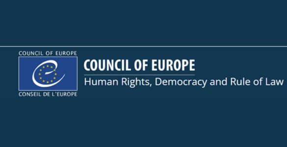  Logótipo do Conselho da Europa sobre fundo azul-escuro, com símbolo formado por estrelas amarelas e texto institucional em inglês e francês. O slogan destaca os valores de direitos humanos, democracia e Estado de Direito. Council of Europe logo on a dark blue background with yellow star symbol and institutional text in English and French. The slogan highlights the values of human rights, democracy and the rule of law. 