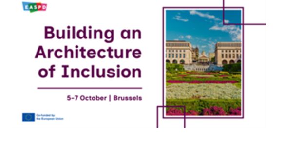 Cartaz de evento com o título “Building an Architecture of Inclusion”, realizado de 5 a 7 de outubro em Bruxelas. À direita, fotografia de jardins floridos em frente a edifícios clássicos sob um céu azul. O design utiliza elementos gráficos roxos e inclui os logótipos da EASPD e da União Europeia.