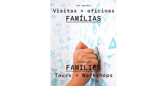 A imagem apresenta um cartaz promocional bilingue (português e inglês) relacionado com atividades destinadas a famílias. O fundo é predominantemente branco, com um padrão decorativo composto por múltiplos triângulos azuis distribuídos por toda a superfície. Ao centro, destaca-se uma mão a segurar uma pequena ferramenta metálica junto à parede, sugerindo uma atividade prática ou oficina. Os tons azuis dos triângulos contrastam com o texto preto e com os tons naturais da mão. O design utiliza uma tipografia semelhante à de máquina de escrever ou monoespaçada, conferindo um aspeto contemporâneo e informal.
