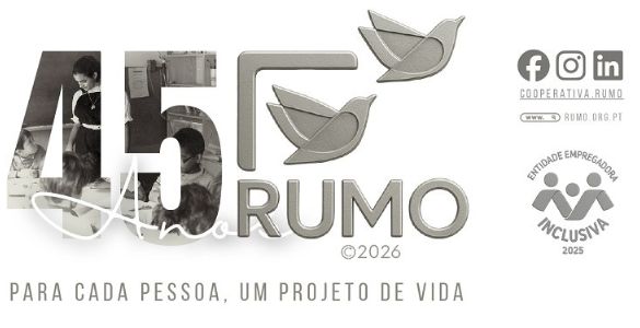 Predominam tons de cinzento, prata e branco, conferindo um aspeto sóbrio e institucional. O design destaca simultaneamente a celebração dos 45 anos e a identidade visual da organização. O fundo é claro e uniforme, permitindo que os elementos gráficos e o texto se destaquem facilmente. Trata-se de uma peça gráfica comemorativa dos 45 anos da Cooperativa Rumo, reforçando a sua missão através do slogan “Para cada pessoa, um projeto de vida” e evidenciando a distinção como Entidade Empregadora Inclusiva 2025.